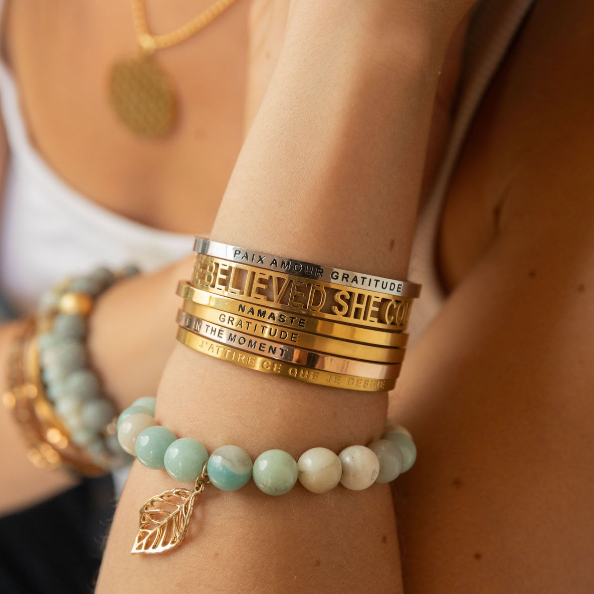 
                  
                    Bracelet en Perles d'Amazonite Naturelle et sa Feuille de Laiton
                  
                